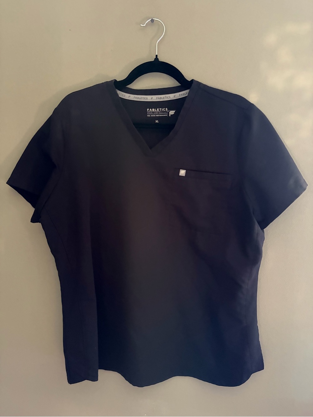 Fabletics Vital 1 Pocket Scrub Top XL Black V Neck Performance Scrubs Work Shirt